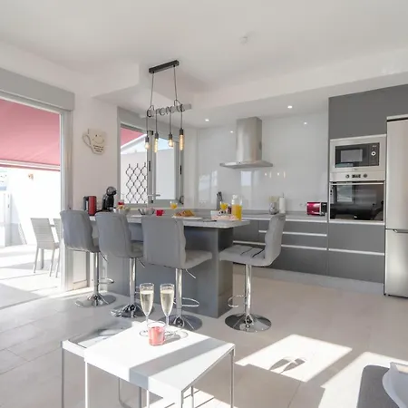 Luxurious With Large Terrace And Sea Views アパート